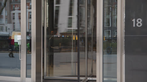 Nahaufnahme-Des-Eingangs-Zum-Bürogebäude-Mit-Drehtür-In-Mayfair,-London,-Großbritannien